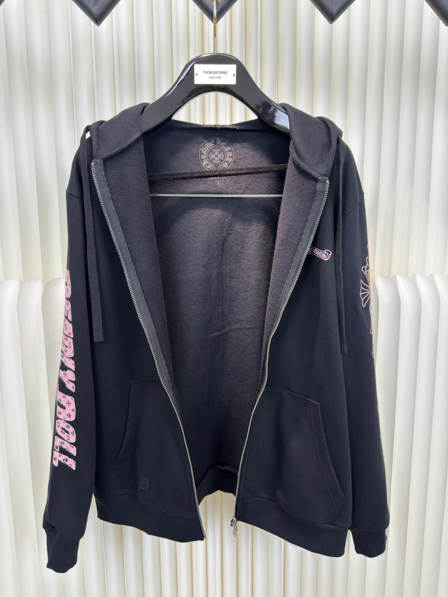 P490 Chrome Heart Doll co-branded zipper hoodie (the most valuable zipper jacket in the secondary market). The fabric is made of 420g thin velvet coarse fish scale fabric. The printing is based on the original version and is printed with handmade glue. The finished product is brushed and washed to shape. It feels excellent. Real antique silver chain head (key point: the zipper puller is sprayed with silver to make it old). Size S M L